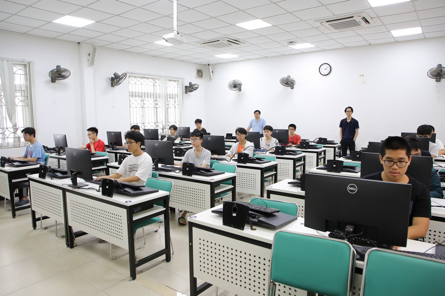 15 thí sinh trong ngày thi thử tại hội đồng thi Trường Đại học Công nghệ, Đại học Quốc gia Hà Nội.