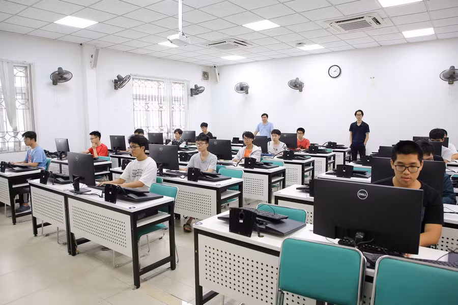 15 thí sinh trong ngày thi thử tại hội đồng thi Trường Đại học Công nghệ, Đại học Quốc gia Hà Nội.