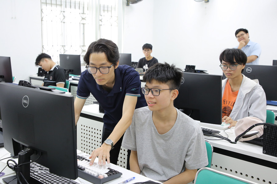 Chuyên viên Trường Đại học Công nghệ hỗ trợ thí sinh cài đặt phần mềm thi trực tuyến.