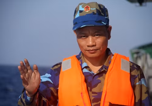 Trung tá Phan Duy Cường, trợ lý tác chiến Bộ tư lệnh Cảnh sát biển đang bám sát thực địa giàn khoan 981