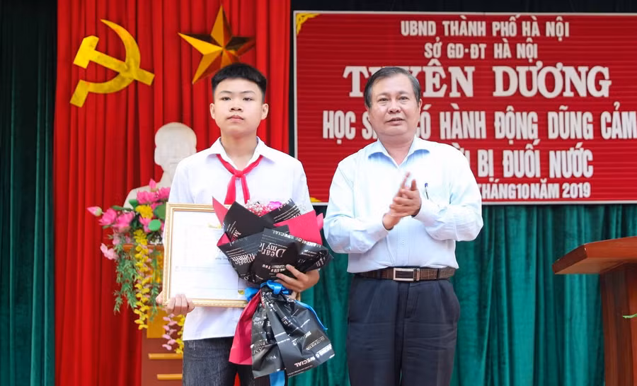 Phó Giám đốc Sở GD&ĐT Hà Nội Lê Ngọc Quang trao bằng khen cho em Phan Trung Hiếu