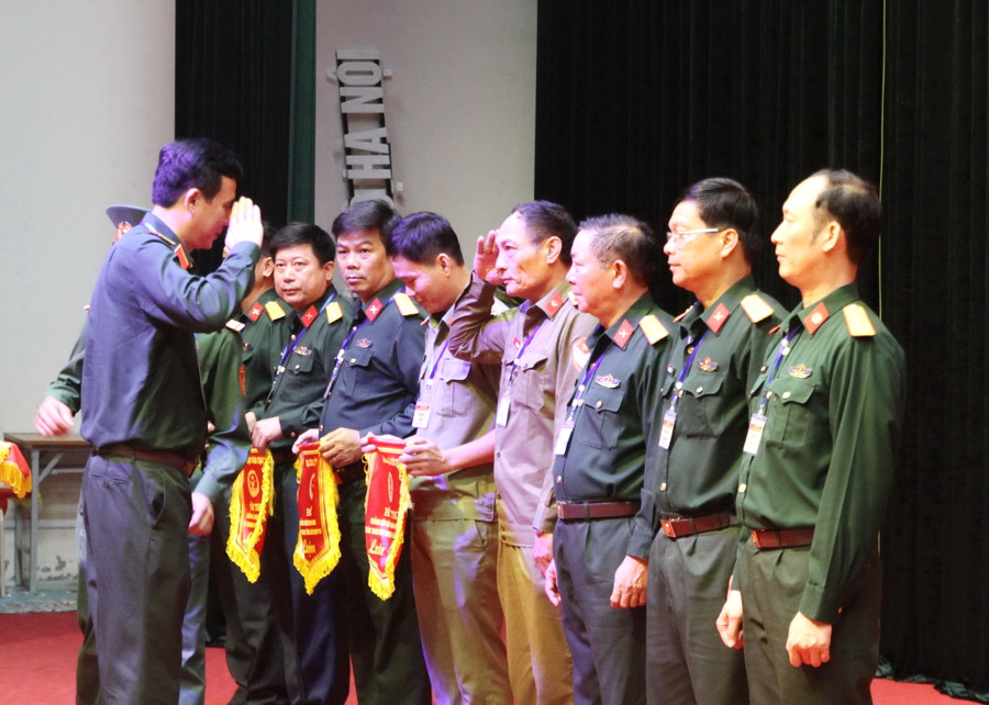 Ban tổ chức trao cờ lưu niệm cho các đơn vị dự thi Ban tổ chức trao cờ lưu niệm cho các đơn vị dự thi