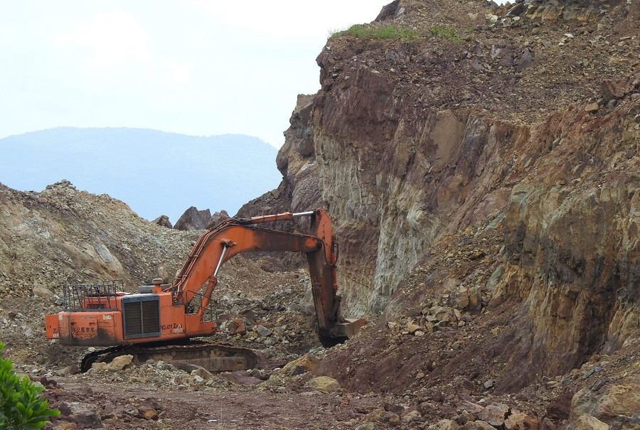 Nhiều người dân cho rằng doanh nghiệp "núp bóng" Dự án công viên nghĩa trang để khai thác đất mang đi bán. Nhiều người dân cho rằng doanh nghiệp "núp bóng" Dự án công viên nghĩa trang để khai thác đất mang đi bán.
