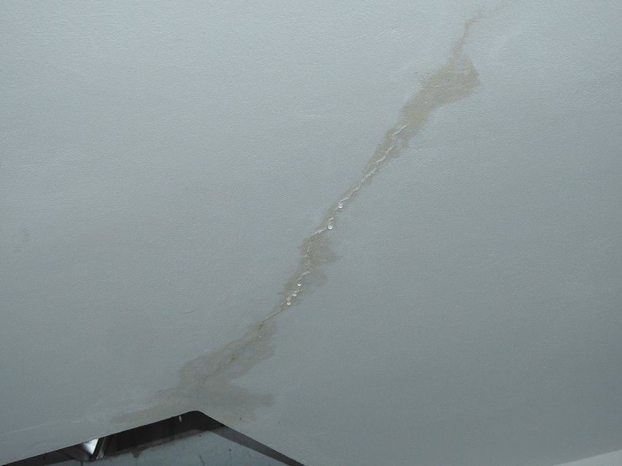 Từ tầng 2 cho đến tầng 3 chi chít những vết nứt trần nhà. Từ tầng 2 cho đến tầng 3 chi chít những vết nứt trần nhà.