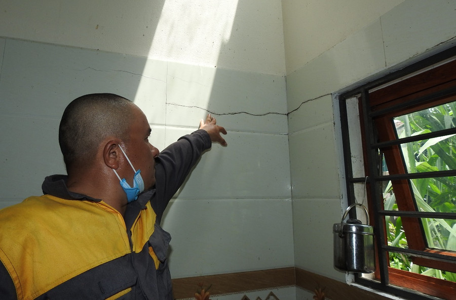 Nhà anh Bùi Văn Minh là nhà cấp 4 rộng 115m2 được xây dựng từ đầu năm 2021, đến tháng 5/2021 thì về nhà mới. Từ năm 2022, nhà anh xuất hiện chi chít những vết nứt chạy ngang, dọc từ trần nhà xuống tường và các phòng ngủ. Nhà anh Bùi Văn Minh là nhà cấp 4 rộng 115m2 được xây dựng từ đầu năm 2021, đến tháng 5/2021 thì về nhà mới. Từ năm 2022, nhà anh xuất hiện chi chít những vết nứt chạy ngang, dọc từ trần nhà xuống tường và các phòng ngủ.