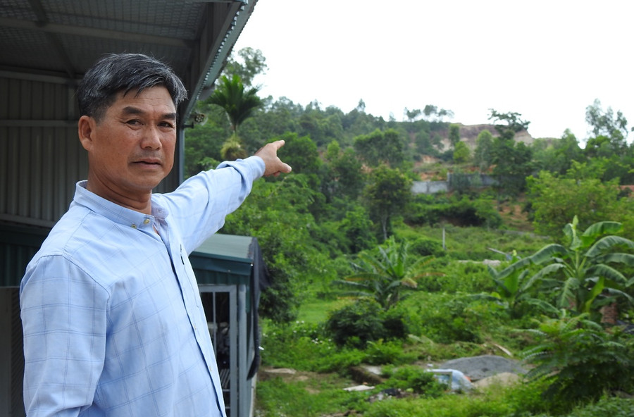 Căn nhà của gia đình ông Phạm Cường (60 tuổi) cách khu vực nổ mìn của doanh nghiệp khoảng 160m. Căn nhà 3 tầng của gia đình được xây dựng kiên cố từ cuối năm 2021, nhưng đã xuất hiện nhiều vết nứt trên tường và trần nhà. Mùa mưa bị nước dột từ trần nhà xuống. Căn nhà của gia đình ông Phạm Cường (60 tuổi) cách khu vực nổ mìn của doanh nghiệp khoảng 160m. Căn nhà 3 tầng của gia đình được xây dựng kiên cố từ cuối năm 2021, nhưng đã xuất hiện nhiều vết nứt trên tường và trần nhà. Mùa mưa bị nước dột từ trần nhà xuống.