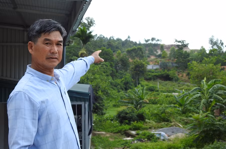 Căn nhà của gia đình ông Phạm Cường (60 tuổi) cách khu vực nổ mìn của doanh nghiệp khoảng 160m. Căn nhà 3 tầng của gia đình được xây dựng kiên cố từ cuối năm 2021, nhưng đã xuất hiện nhiều vết nứt trên tường và trần nhà. Mùa mưa bị nước dột từ trần nhà xuống.