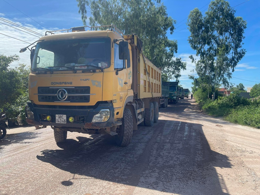 Xe chở đất của doanh nghiệp bị chặn sáng 9/8. Xe chở đất của doanh nghiệp bị chặn sáng 9/8.