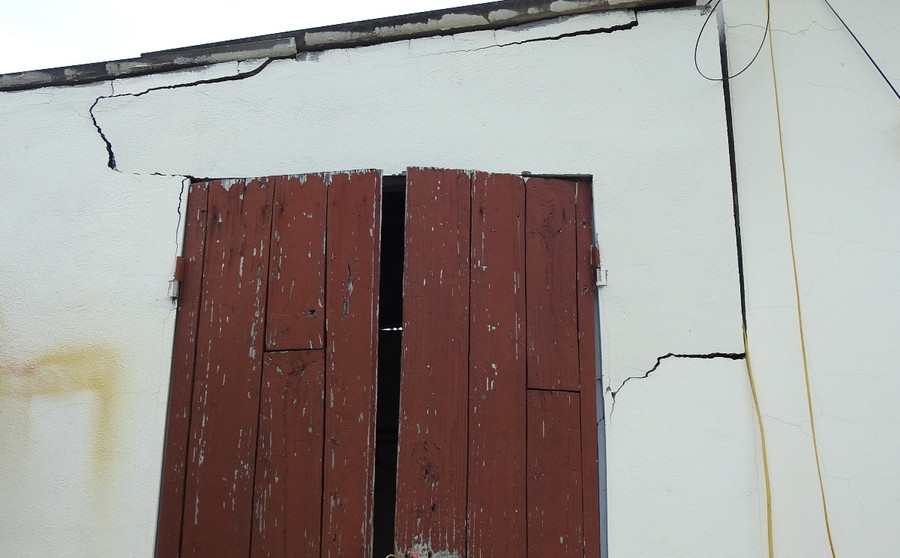 Nhiều vết nứt rộng, kéo dài. Nhiều vết nứt rộng, kéo dài.