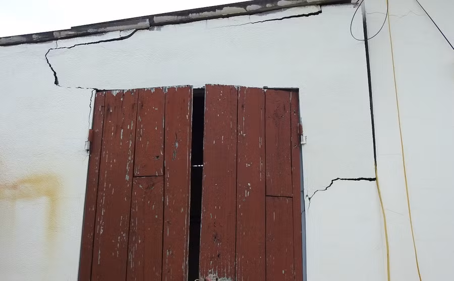 Nhiều vết nứt rộng, kéo dài.