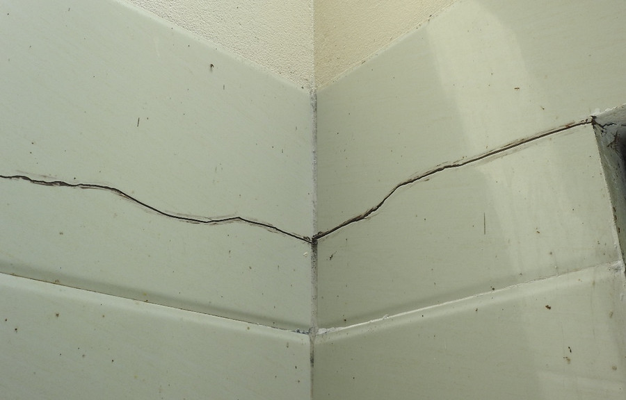 Theo anh Minh, nhiều hộ dân ở đây rất bức xúc vì doanh nghiệp nổ mìn nhưng không thông báo cho người dân. Theo anh Minh, nhiều hộ dân ở đây rất bức xúc vì doanh nghiệp nổ mìn nhưng không thông báo cho người dân.