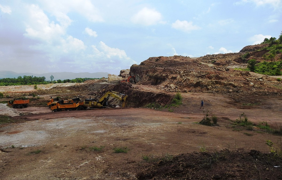 Khu vực dự án là khu đồi. Gần 10 năm dự án vẫn chưa xong việc giải phóng mặt bằng. Khu vực dự án là khu đồi. Gần 10 năm dự án vẫn chưa xong việc giải phóng mặt bằng.