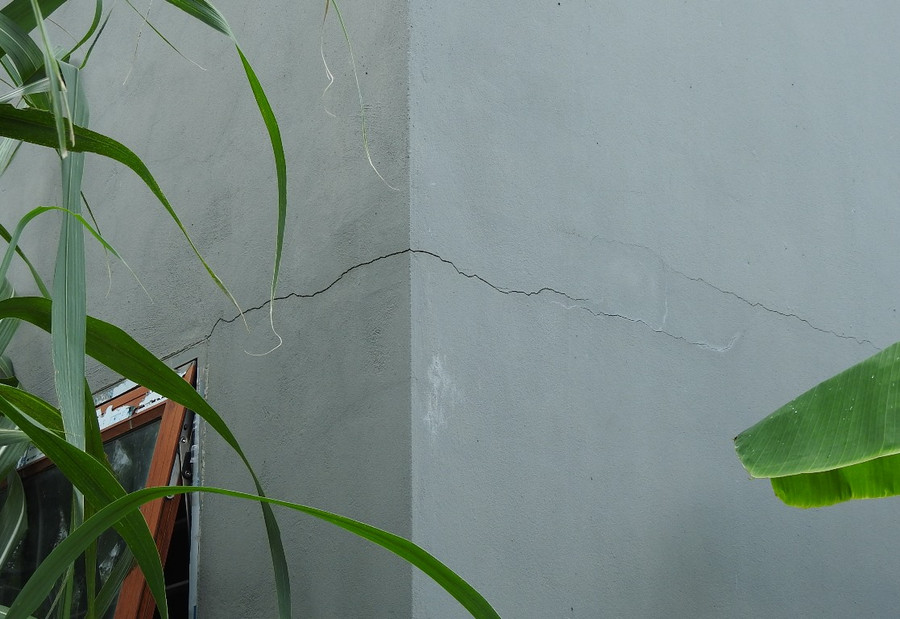 Vết nứt xuất hiện tại nhiều vị trí nhà anh Minh. Vết nứt xuất hiện tại nhiều vị trí nhà anh Minh.