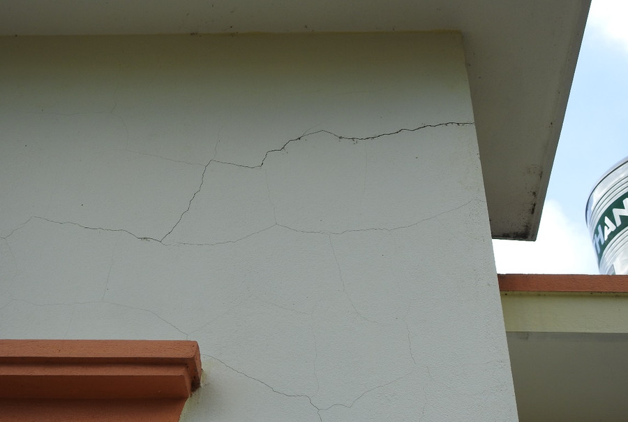 Nhiều hộ dân khác cũng gặp cảnh tương tự, vết nứt chi chít khắp nhà. Nhiều hộ dân khác cũng gặp cảnh tương tự, vết nứt chi chít khắp nhà.