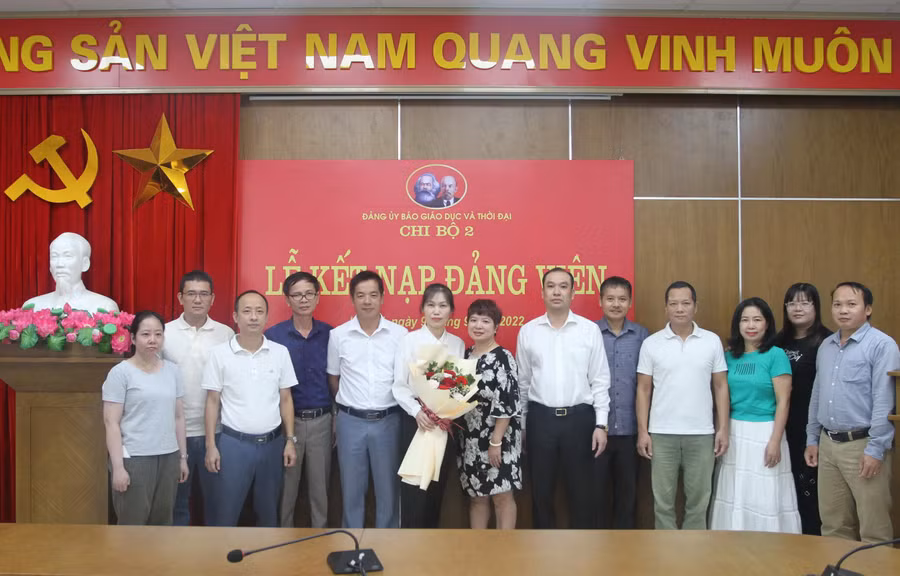 Các đảng viên Chi bộ 2 tại lễ kết nạp đảng viên