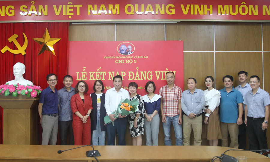 Các đảng viên Chi bộ 3 tại lễ kết nạp đảng viên Các đảng viên Chi bộ 3 tại lễ kết nạp đảng viên
