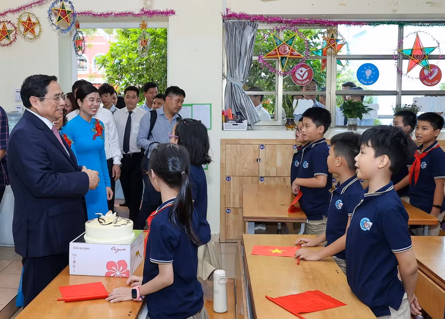 Thủ tướng Phạm Minh Chính thăm một lớp học tại Trường Tiểu học Đoàn Thị Điểm