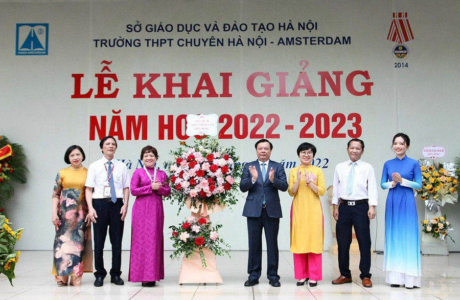 Bí thư Thành ủy Hà Nội Đinh Tiến Dũng tặng hoa chúc mừng Trường THPT chuyên Hà Nội Amsterdam nhân ngày khai giảng Bí thư Thành ủy Hà Nội Đinh Tiến Dũng tặng hoa chúc mừng Trường THPT chuyên Hà Nội Amsterdam nhân ngày khai giảng