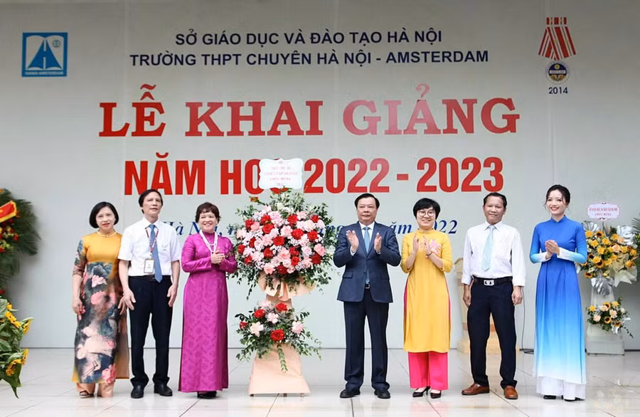 Bí thư Thành ủy Hà Nội Đinh Tiến Dũng tặng hoa chúc mừng Trường THPT chuyên Hà Nội Amsterdam nhân ngày khai giảng