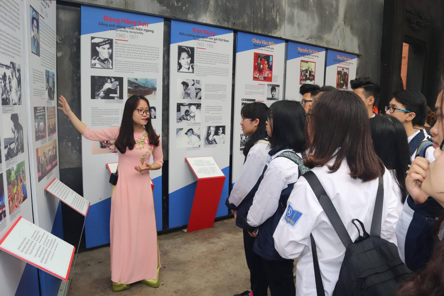 Công tác giáo dục đạo đức lối sống, giáo dục truyền thống được đẩy mạnh trong các nhà trường. Công tác giáo dục đạo đức lối sống, giáo dục truyền thống được đẩy mạnh trong các nhà trường.