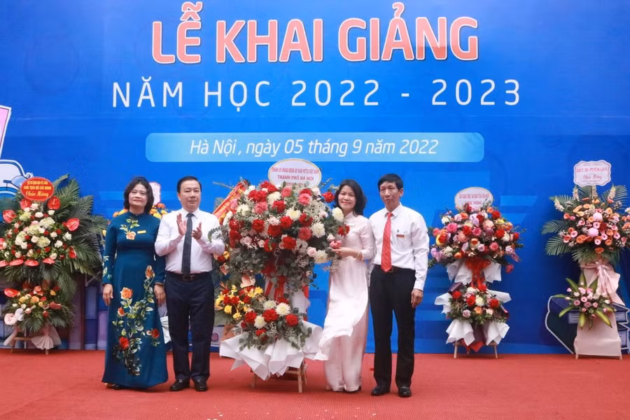 Phó Chủ tịch UBND TP Hà Nội Chử Xuân Dũng dự lễ khai giảng tại Trường THCS Giảng Võ quận Ba Đình