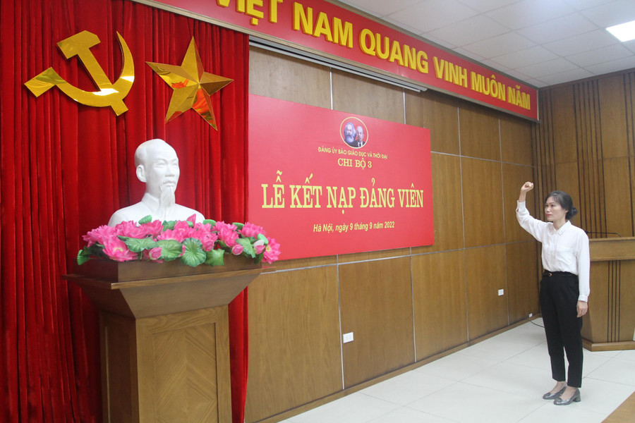 Đảng viên Trần Thị Hương Lan tuyên thệ dưới cờ Tổ quốc, cờ Đảng Đảng viên Trần Thị Hương Lan tuyên thệ dưới cờ Tổ quốc, cờ Đảng