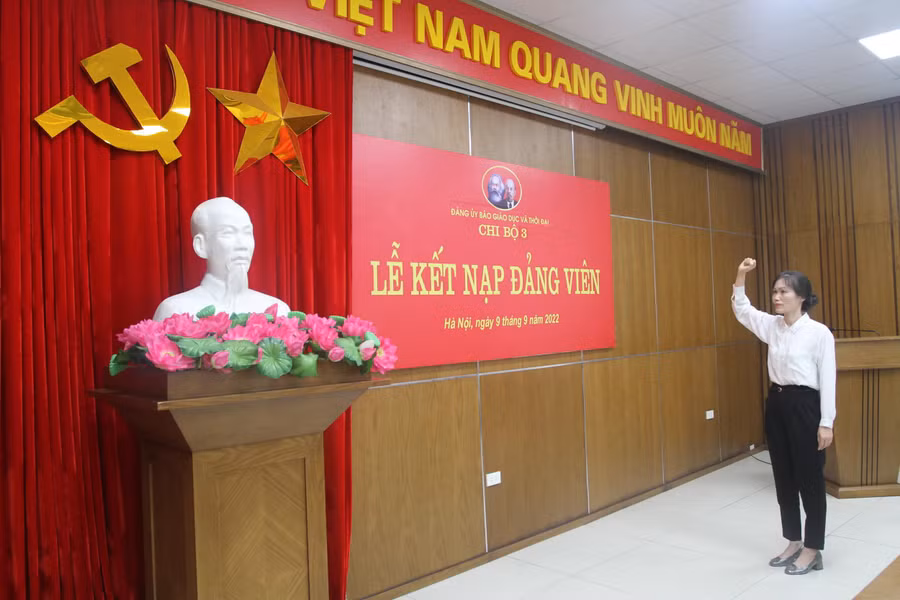 Đảng viên Trần Thị Hương Lan tuyên thệ dưới cờ Tổ quốc, cờ Đảng