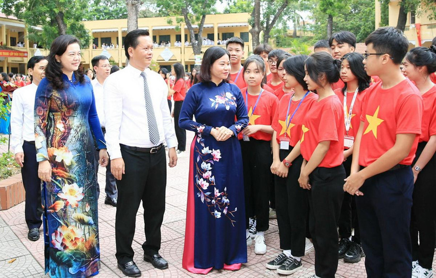 Phó Bí thư Thường trực Thành ủy Hà Nội Nguyễn Thị Tuyến dự lễ khai giảng tại Trường THPT Đan Phượng Phó Bí thư Thường trực Thành ủy Hà Nội Nguyễn Thị Tuyến dự lễ khai giảng tại Trường THPT Đan Phượng