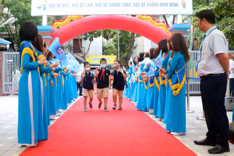 Học sinh Hà Nội hân hoan trong ngày khai giảng