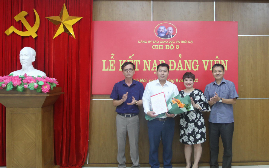 Lễ kết nạp đảng viên cho đồng chí Nguyễn Đăng Chung tại Chi bộ 3 Lễ kết nạp đảng viên cho đồng chí Nguyễn Đăng Chung tại Chi bộ 3