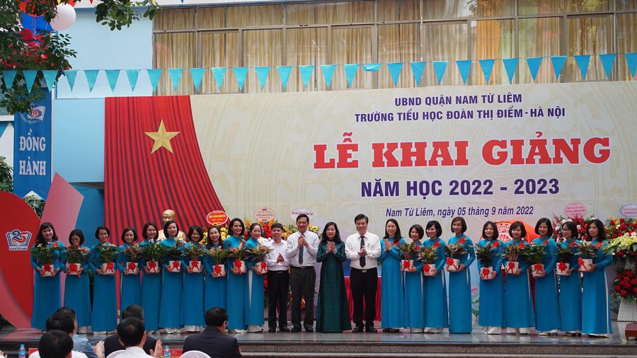 Thứ trưởng Bộ GD&ĐT Nguyễn Hữu Độ tặng cây cho học sinh khối lớp 1 Thứ trưởng Bộ GD&ĐT Nguyễn Hữu Độ tặng cây cho học sinh khối lớp 1