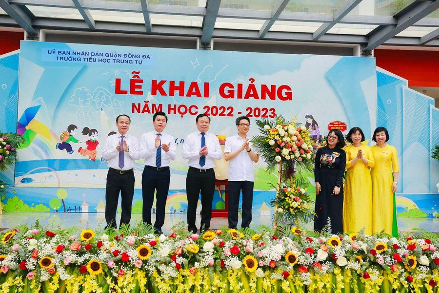 Phó Thủ tướng Vũ Đức Đam dự lễ khai giảng tại Trường Tiểu học Trung Tự