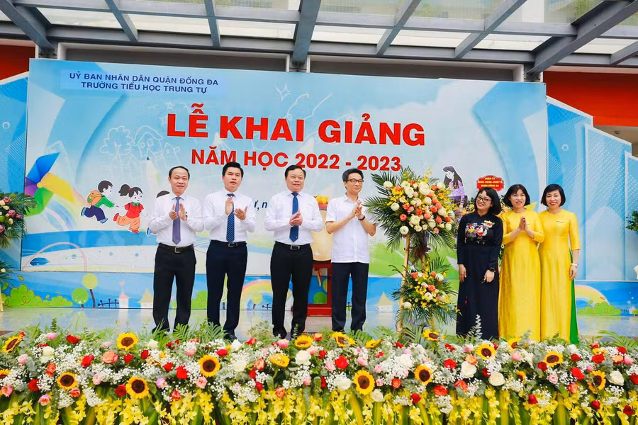 Phó Thủ tướng Vũ Đức Đam dự lễ khai giảng tại Trường Tiểu học Trung Tự