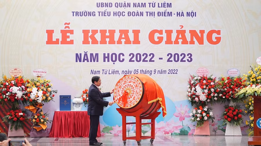 Thủ tướng Phạm Minh Chính đánh trống khai giảng năm học mới