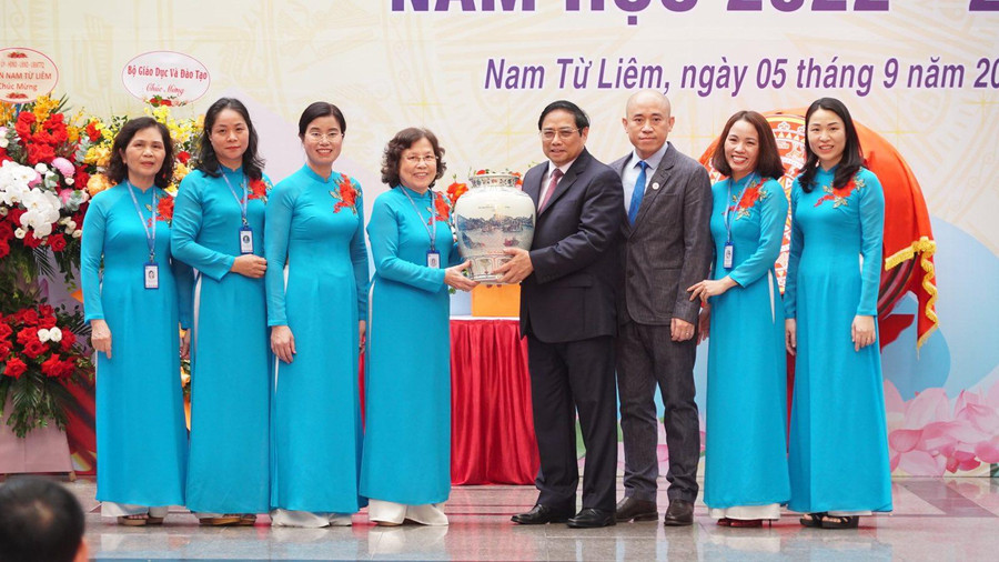Thủ tướng Phạm Minh Chính tặng quà lưu niệm cho nhà trường Thủ tướng Phạm Minh Chính tặng quà lưu niệm cho nhà trường