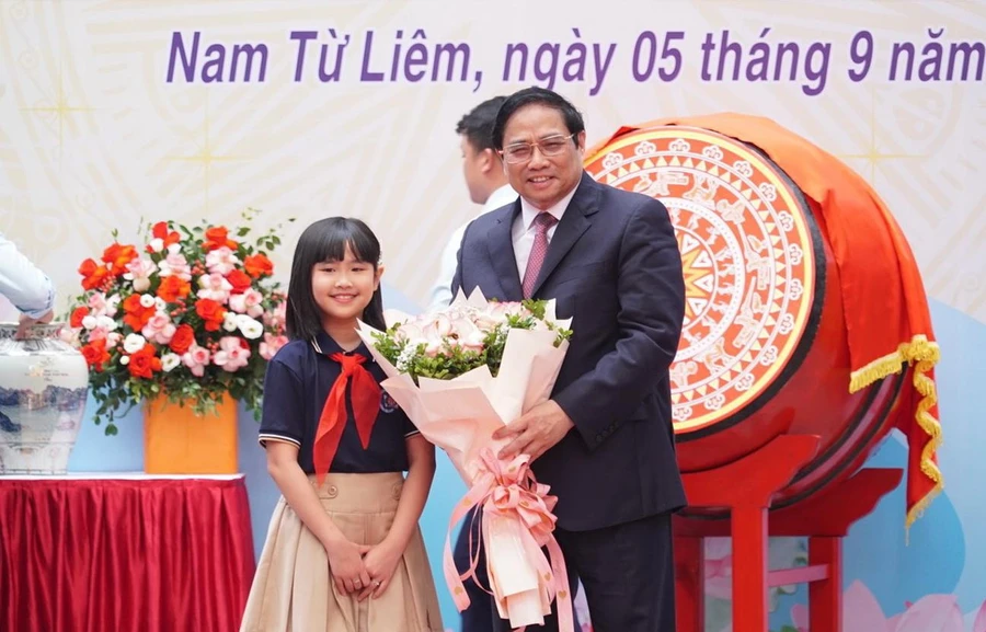 Thủ tướng Phạm Minh Chính chung vui cùng các em học sinh Trường Tiểu học Đoàn Thị Điểm nhân ngày khai trường