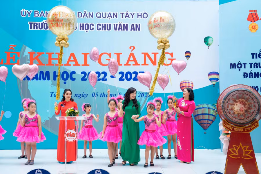 Học sinh Trường Tiểu học Chu Văn An (quận Tây Hồ) hân hoan trong ngày khai giảng