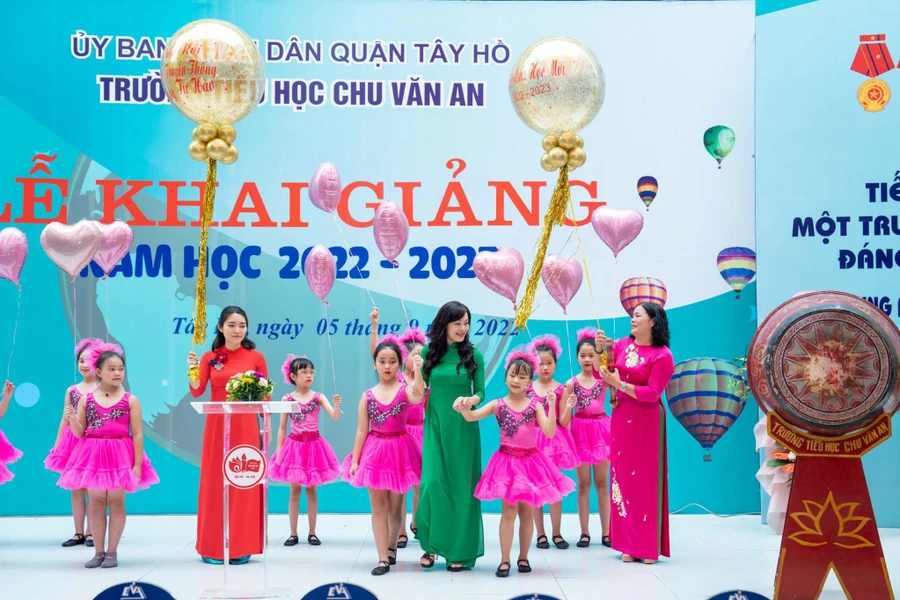 Học sinh Trường Tiểu học Chu Văn An (quận Tây Hồ) hân hoan trong ngày khai giảng