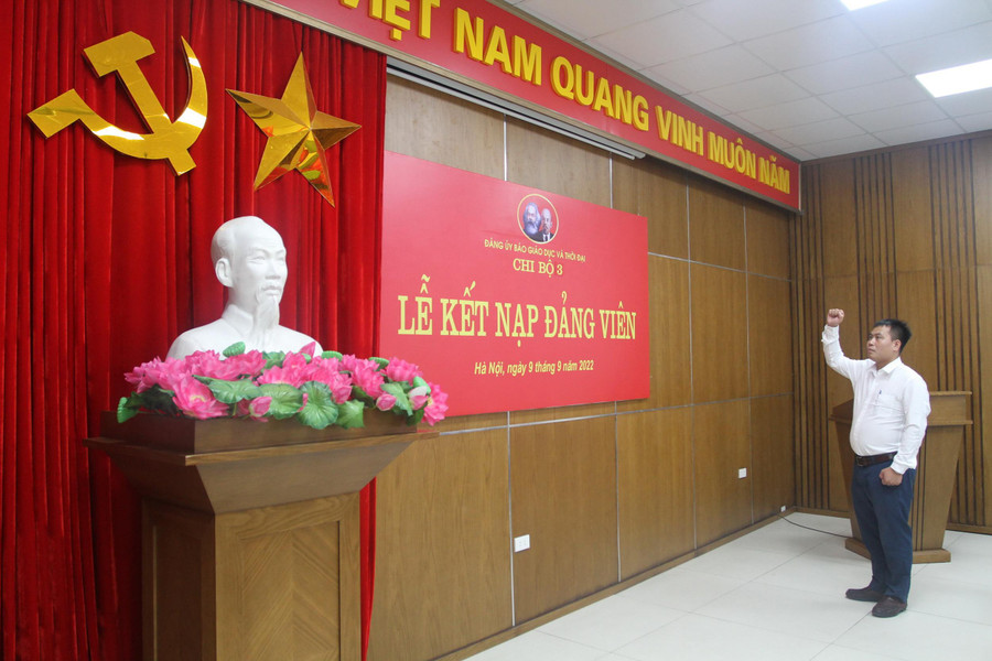Đảng viên Nguyễn Đăng Chung tuyên thệ dưới cờ Tổ quốc, cờ Đảng Đảng viên Nguyễn Đăng Chung tuyên thệ dưới cờ Tổ quốc, cờ Đảng