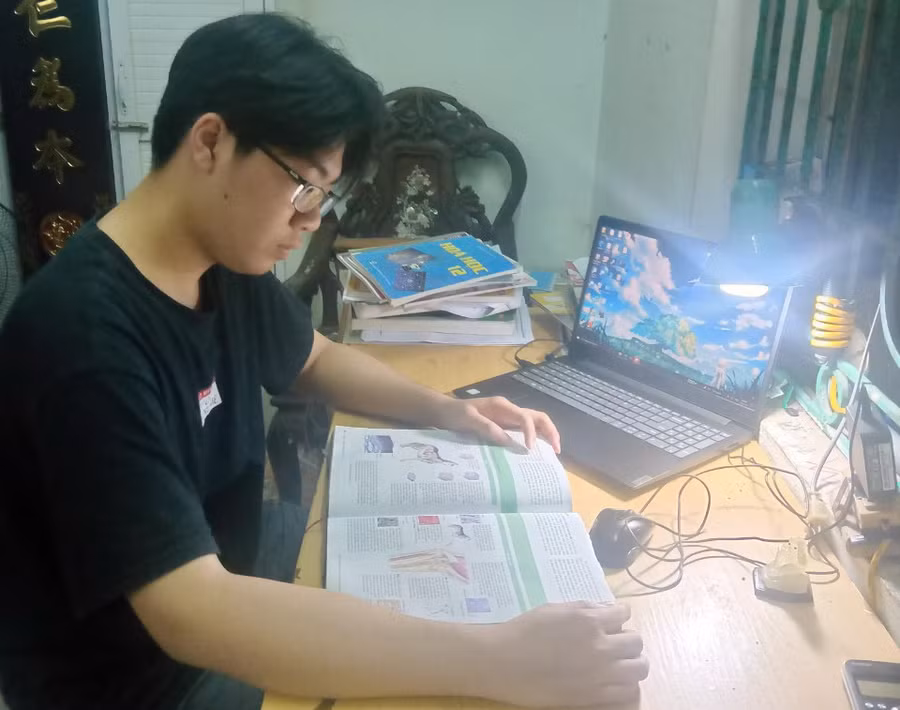 Nguyễn Đăng Ngọc Bảo bên góc học tập