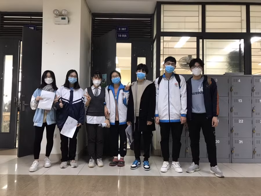 Nguyễn Đăng Ngọc Bảo (bên phải) cùng các bạn trong đội tuyển thành phố