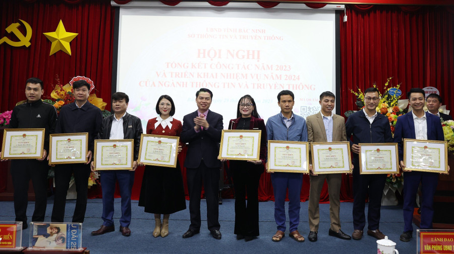 Ông Nghiêm Văn Hách - Phó Giám đốc Sở Thông tin và Truyền thông Bắc Ninh trao Giấy khen cho các cá nhân. Ông Nghiêm Văn Hách - Phó Giám đốc Sở Thông tin và Truyền thông Bắc Ninh trao Giấy khen cho các cá nhân.