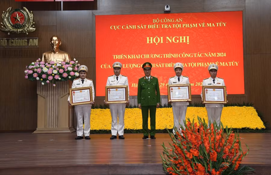 Thứ trưởng Nguyễn Duy Ngọc trao Huân chương Chiến công tặng các cá nhân có thành tích xuất sắc trong phòng, chống tội phạm ma tuý.