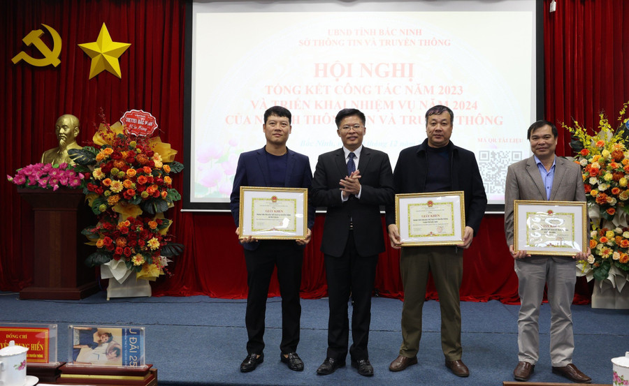 Giám đốc Sở Thông tin và Truyền thông Bắc Ninh - Nguyễn Trung Hiền trao Giấy khen cho các tập thể. Giám đốc Sở Thông tin và Truyền thông Bắc Ninh - Nguyễn Trung Hiền trao Giấy khen cho các tập thể.