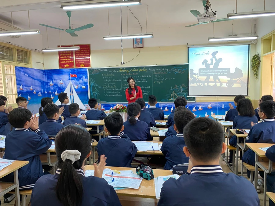 Cô giáo Trương Thị Tuyết Mai (trường THCS Bế Văn Đàn) trong tiết dạy “Những cánh buồm” của thi sĩ Hoàng Trung Thông. 