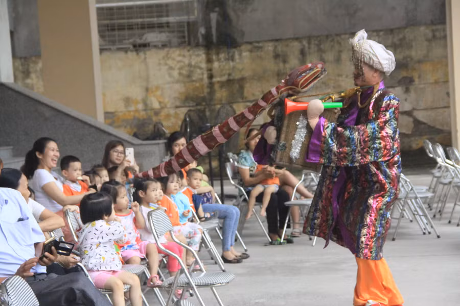 Nghệ sĩ Thanh Hùng biểu diễn rối cạn múa rắn.