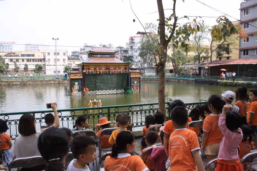 Đông đảo khán giả nhí đến thưởng thức múa rối nước tại lễ khai trương.