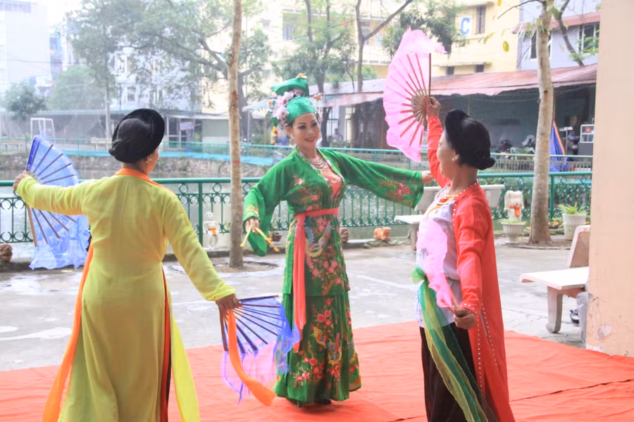 Các nghệ sĩ CLB Hoa Sen biểu diễn hát văn.