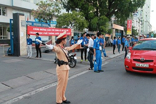 Sinh viên tình nguyện, thanh niên xung phong và các lực lượng khác về điều tiết, phân luồng bảo đảm trật tự an toàn giao thông. 