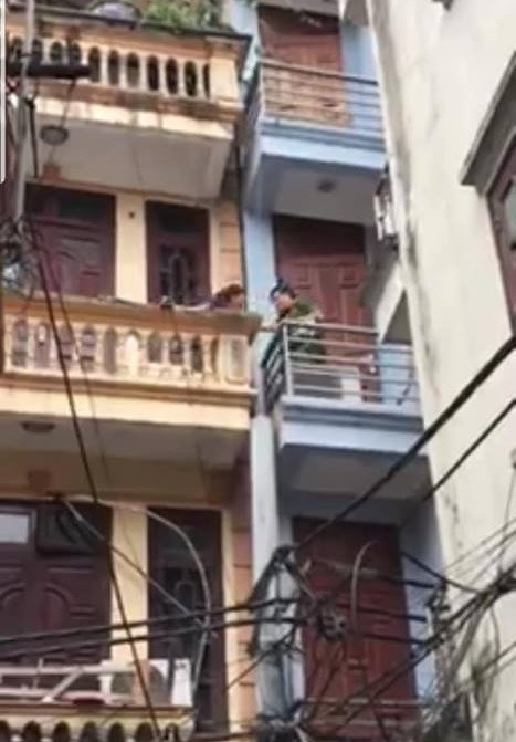 Thượng tá Lê Đức Hùng -Trưởng Công an quận Bắc Từ Liêm đã trực tiếp thuyết phục người phụ nữ từ bỏ ý định dại dột... Thượng tá Lê Đức Hùng -Trưởng Công an quận Bắc Từ Liêm đã trực tiếp thuyết phục người phụ nữ từ bỏ ý định dại dột...